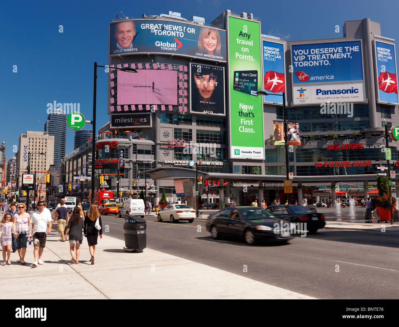 Dundas Square a Yonge e Dundas strade. Downtown Toronto, Ontario, Canada 2010. Foto Stock