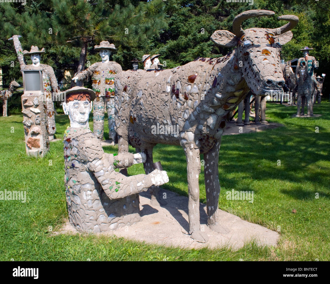 Il Wisconsin concrete Park di Fred Smith a Phillips, Wisconsin, espone oltre 230 sculture in cemento che mescolano storia e folklore. Foto Stock