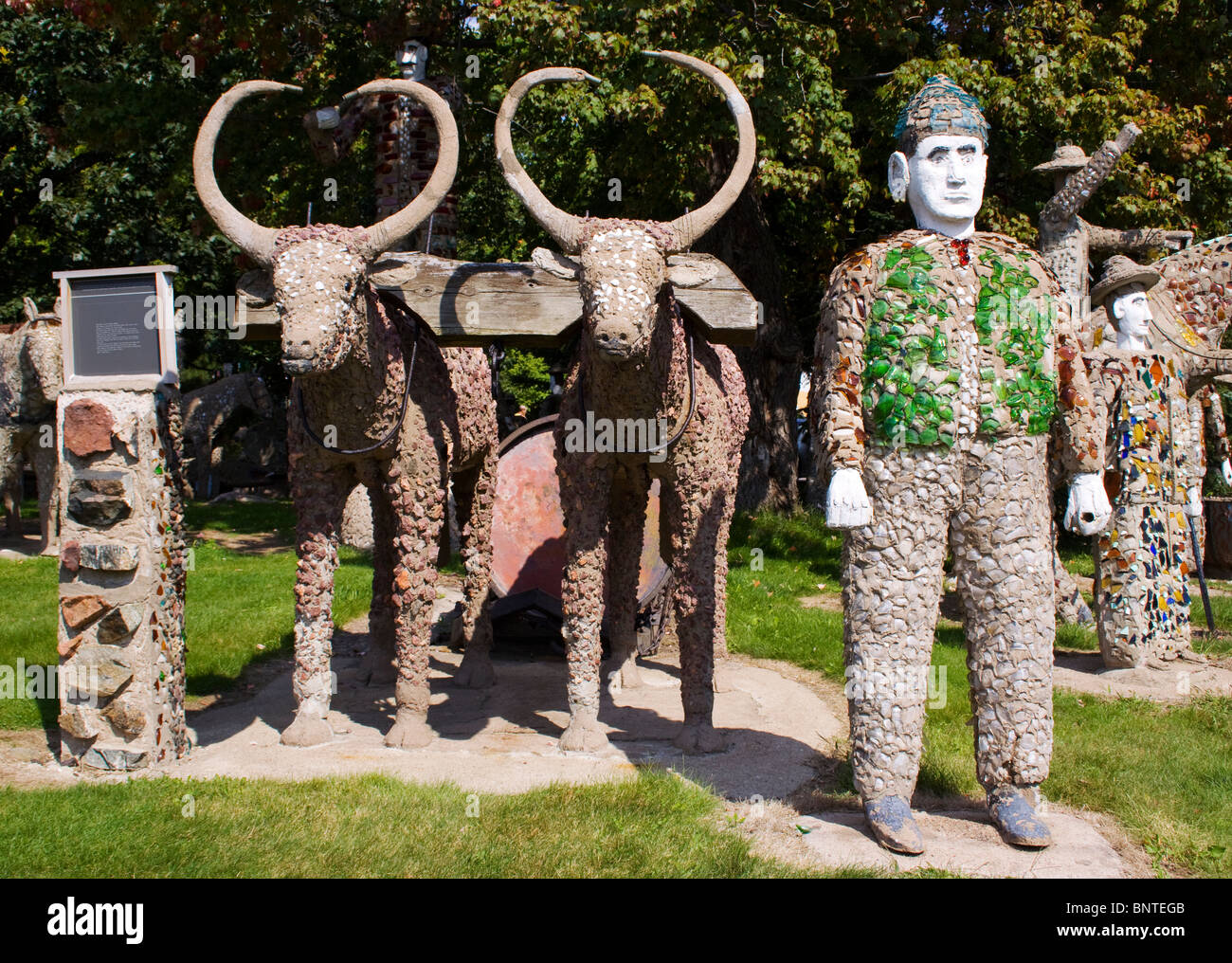 Il Wisconsin concrete Park di Fred Smith a Phillips, Wisconsin, espone oltre 230 sculture in cemento che mescolano storia e folklore. Foto Stock
