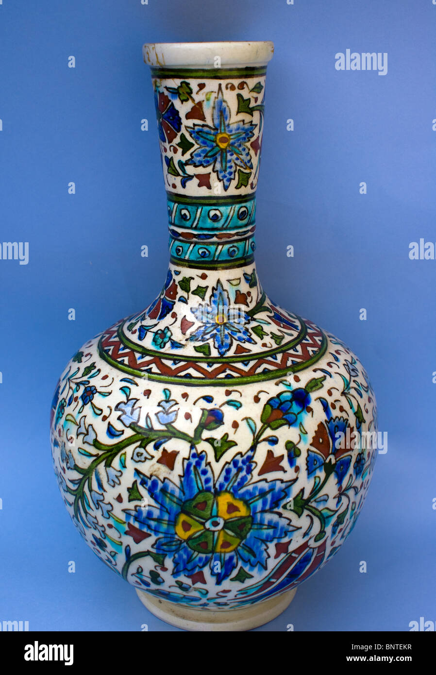ANTICO VASO IN CERAMICA PERSIANO MEDIO-ORIENTALE CON MOTIVI A MOTIVO IZNIK Foto Stock