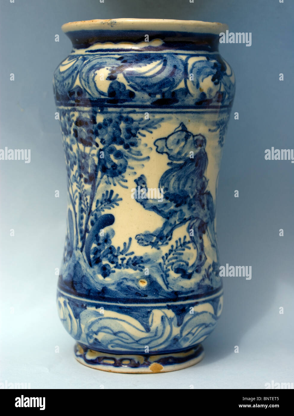 Stagno di antiquariato in ceramica smaltata speziale JAR con sopportare decorazione probabilmente utilizzato per trattenere grasso orso Foto Stock