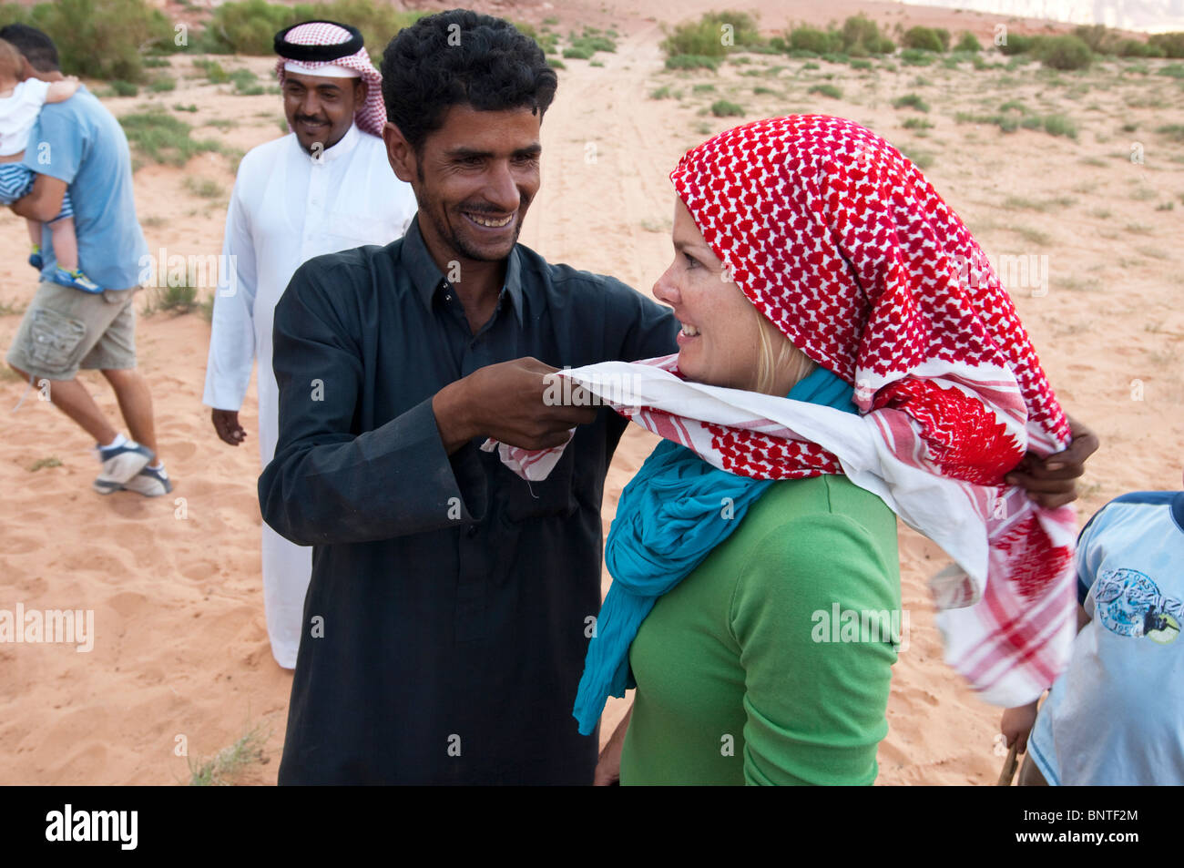 Bedouin uomo donna occidentale Foto Stock