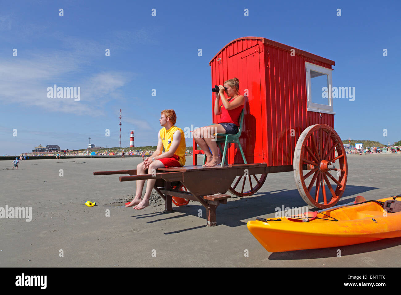 La spiaggia rossa carrello presso il South Beach, Borkum Isola, East Friesland, costa del Mare del Nord, Bassa Sassonia, Germania Foto Stock