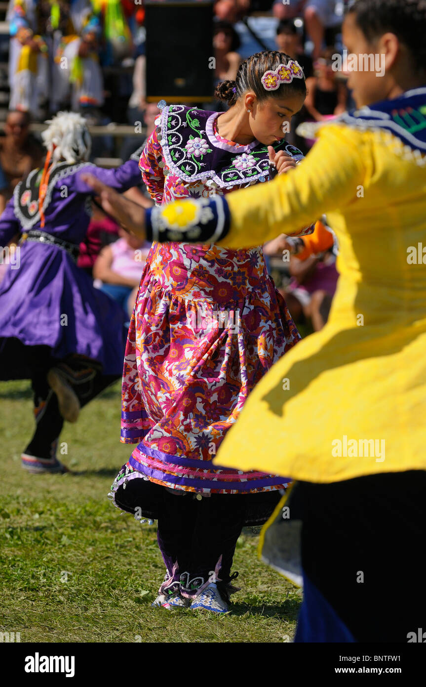 Native American Indian ladies la filatura nella danza tradizionale in corrispondenza di una regione del nord Pow Wow Sei Nazioni Reserve Grand River Ontario Canada Foto Stock