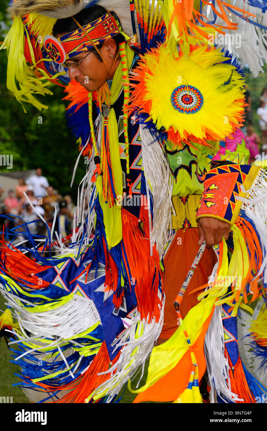 Close up dei nativi Indiani ballerino di fantasia a gran voce a Pow Wow Sei Nazioni Reserve Grand River Ontario Canada Foto Stock Close up dei nativi Indiani ballerino di fantasia a gran voce a Pow Wow Sei Nazioni Reserve Grand River Ontario Canada Foto Stock
