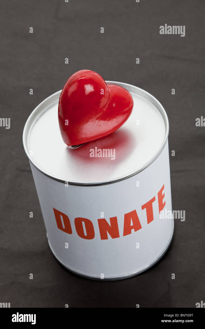 Casella di donazione e di cuore rosso, il concetto di cura e di amore Foto Stock