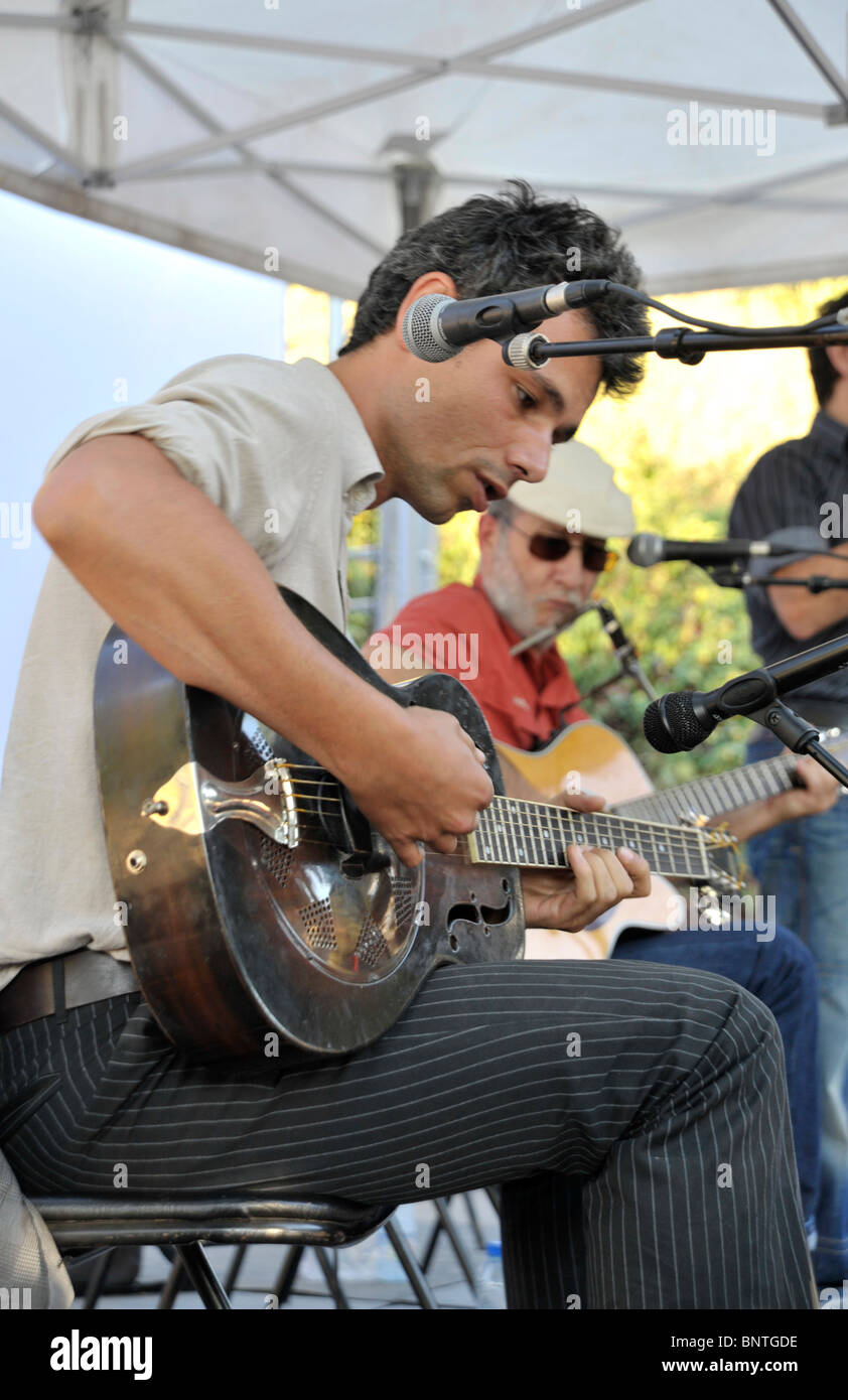 Chitarrista Blues, giocando a La Bouche un'Oreille music festival Deux-Sevres Parthenay Francia Foto Stock
