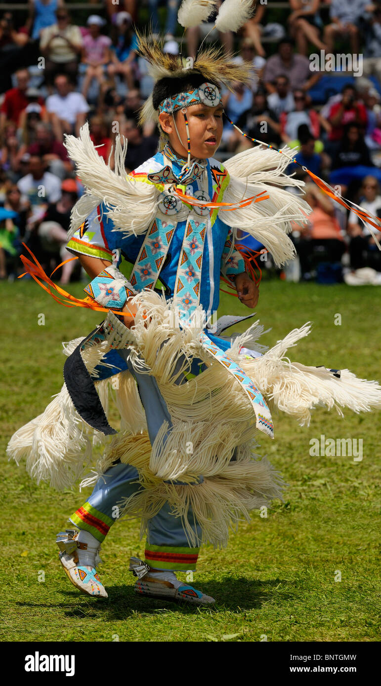 Giovani indiani nativi in erba concorso di danza a sei nazioni riserva Pow Wow gran fiume ontario canada Foto Stock