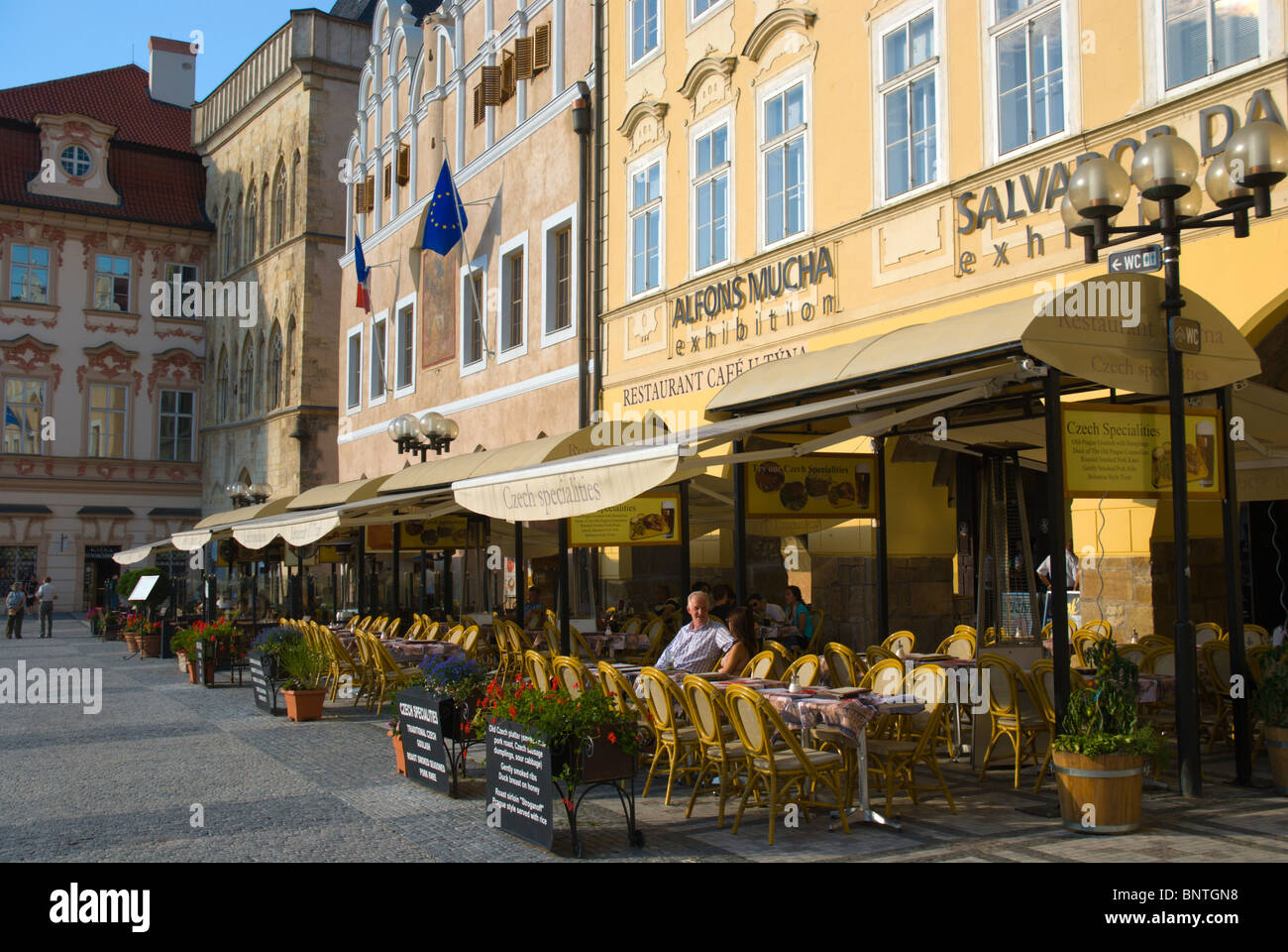 Ristorante Terrazza Staromestske namesti, la piazza della città vecchia di Praga Repubblica Ceca Europa Foto Stock