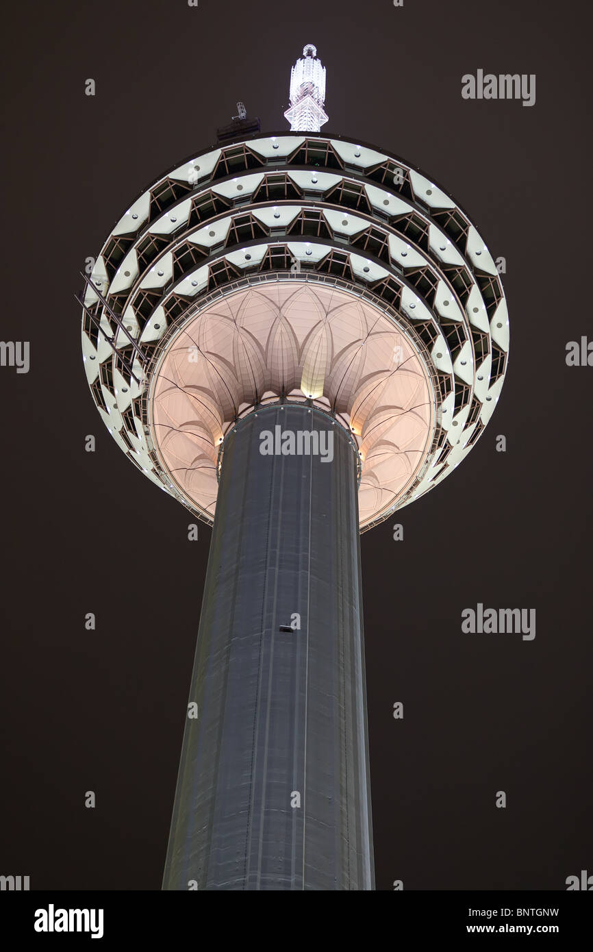 Menara kuala Lumpur tv tower illuminata di notte Foto Stock