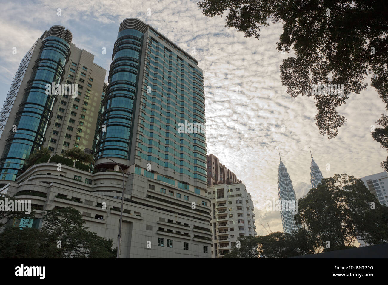Vista romantica su Kuala Lumpur al crepuscolo con grandi cloudscape, Malaysia Foto Stock