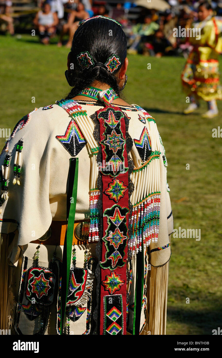 Nativo di donna indiana in daino tradizionale regalia giudicare un concorso di danza a Pow Wow Sei Nazioni Reserve Grand River Ontario Canada Foto Stock