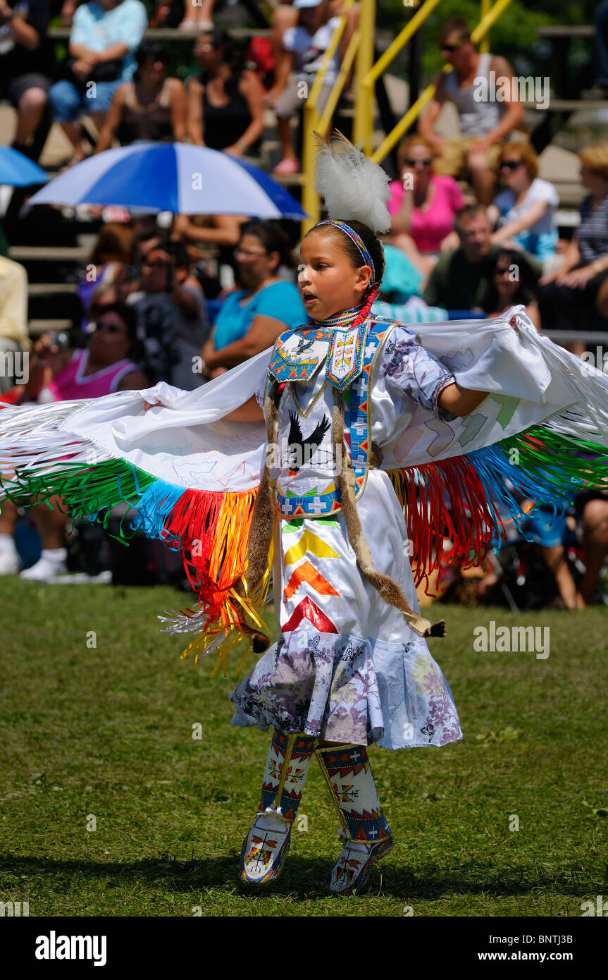 Nativo di giovane ragazza indiana sulle dita dei piedi in fantasia scialle  concorso di danza a sei nazioni riserva Pow Wow gran fiume ontario Foto  stock - Alamy
