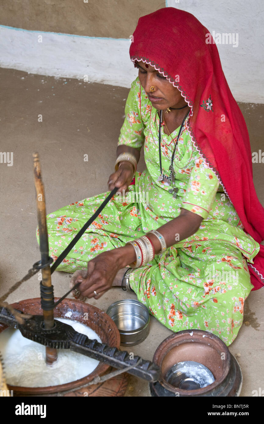 Donna indiana rendendo lassi (yogurt). Khuri villaggio. Il Rajasthan. India Foto Stock