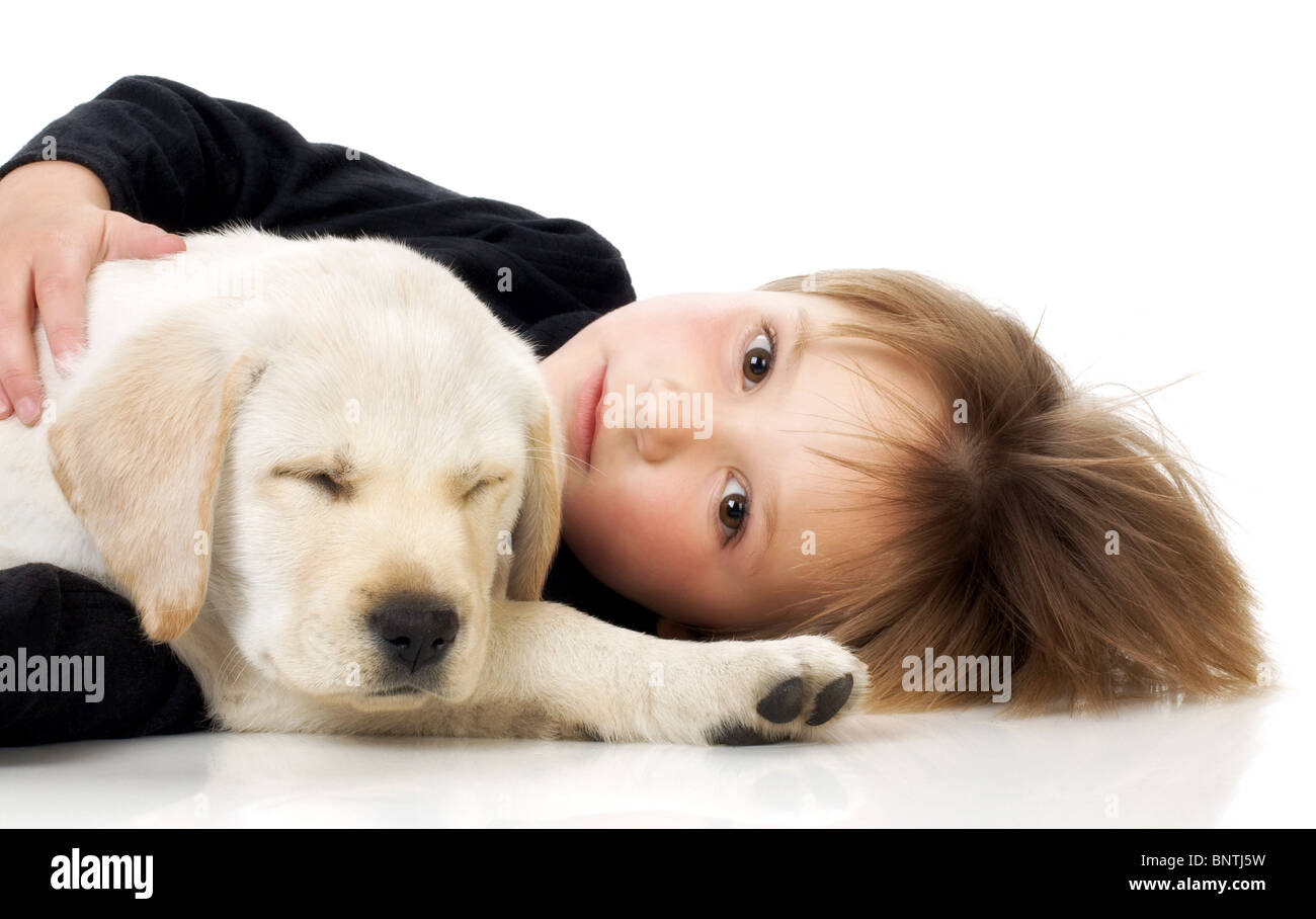 Bambino con sleeping Labrador retriever cucciolo Foto Stock
