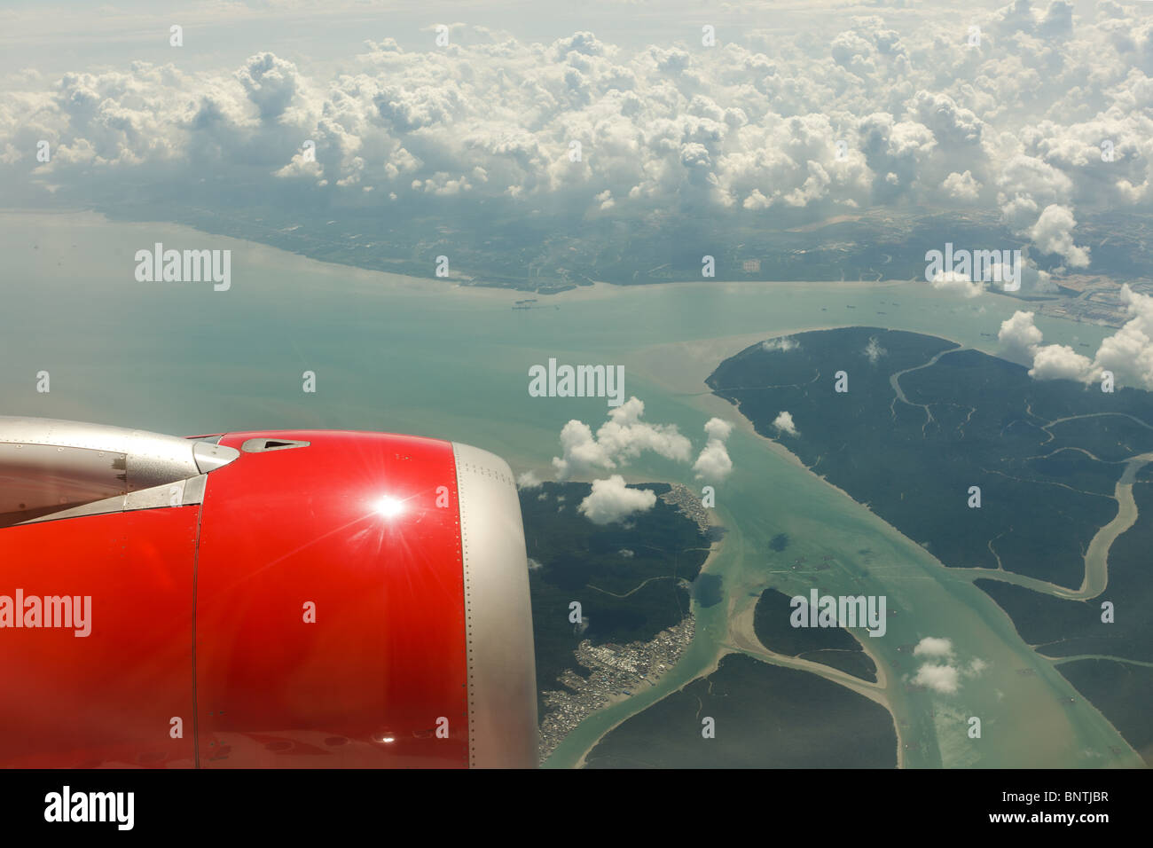 Vista sul paese di Malaysia e mare cinese dalla finestra di aeroplano Foto Stock