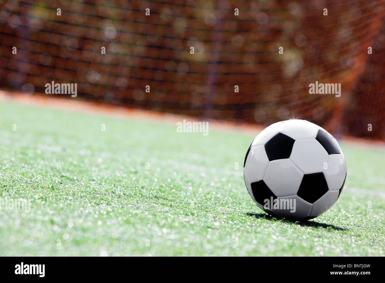 Pallone da calcio vicino sul campo in erba Foto Stock