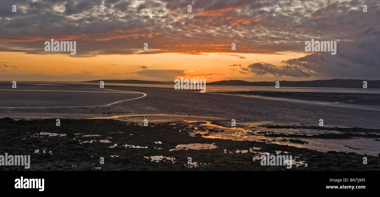 Tramonto sulla spiaggia a Silverdale, Morecambe Bay, Lancashire Foto Stock
