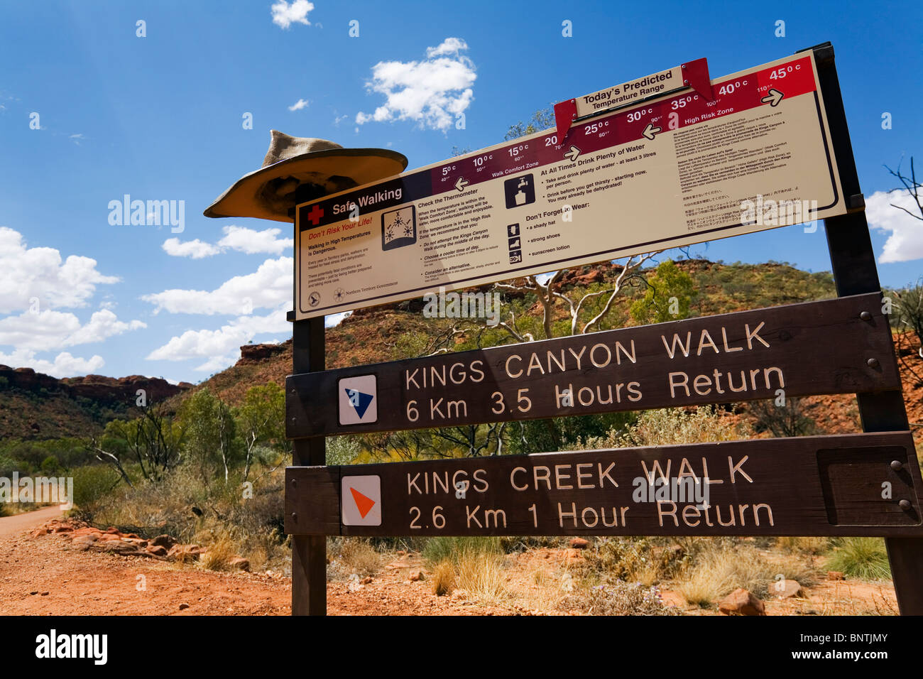 Inizio del Kings Canyon a piedi. Watarrka (Kings Canyon), il Parco Nazionale del Territorio del Nord, l'Australia. Foto Stock