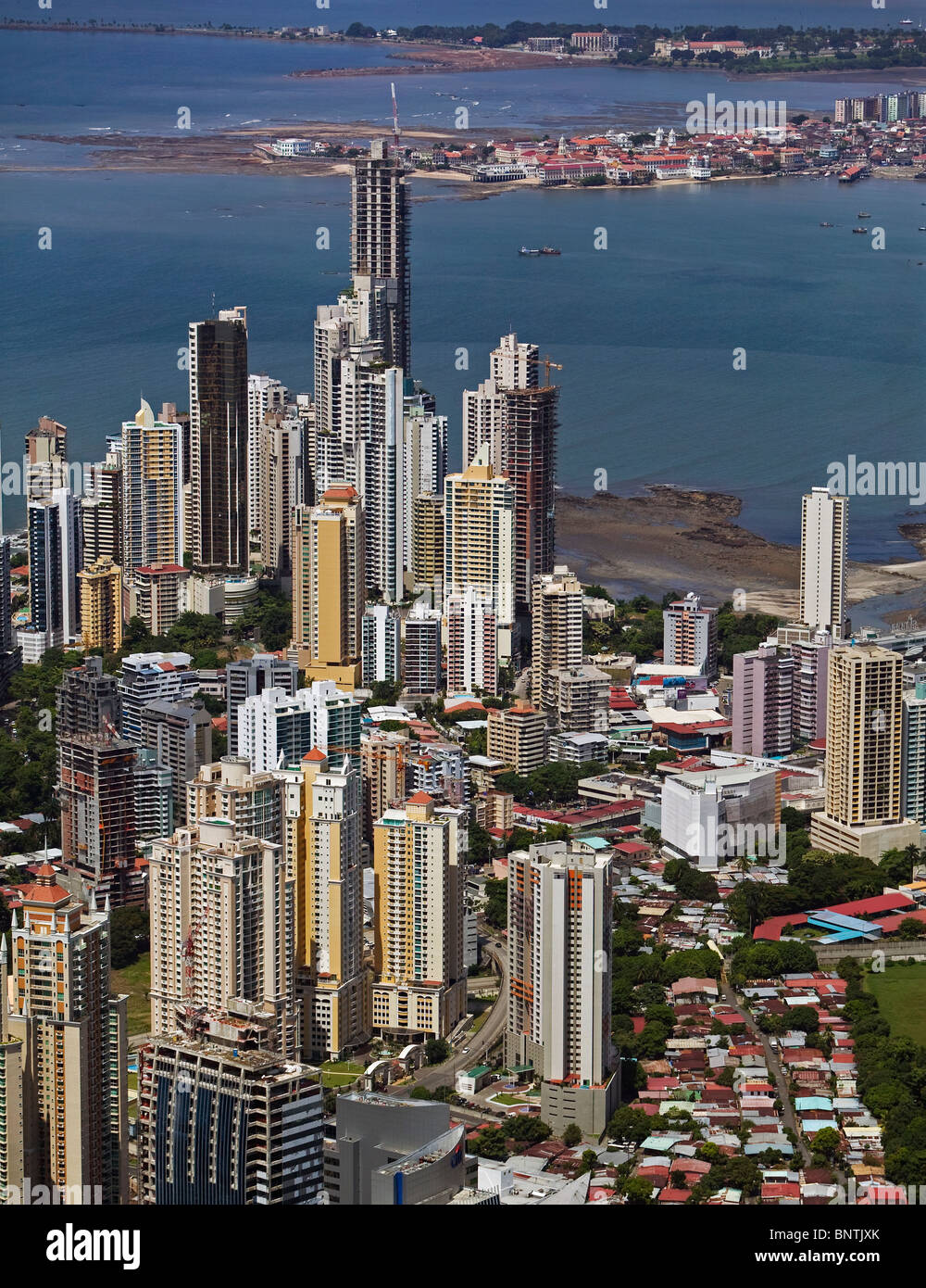 Vista aerea al di sopra di nuovo alte torri con la città vecchia in background Città di Panama, Repubblica di Panama Foto Stock