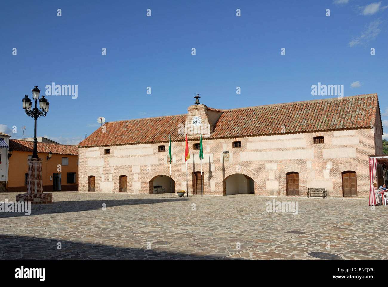 Aldeaquemada, Jaen, Andalusia Spagna villaggio bianco pueblo blanco municipio Ayuntamiento Village Square Plaza Foto Stock