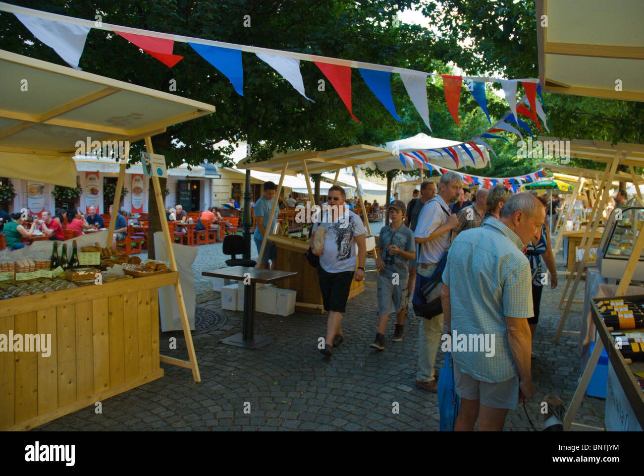 Le Marche de 14 Juillet del mercato francese di vendita di alimenti e bevande isola di Kampa Praga Repubblica Ceca Europa Foto Stock