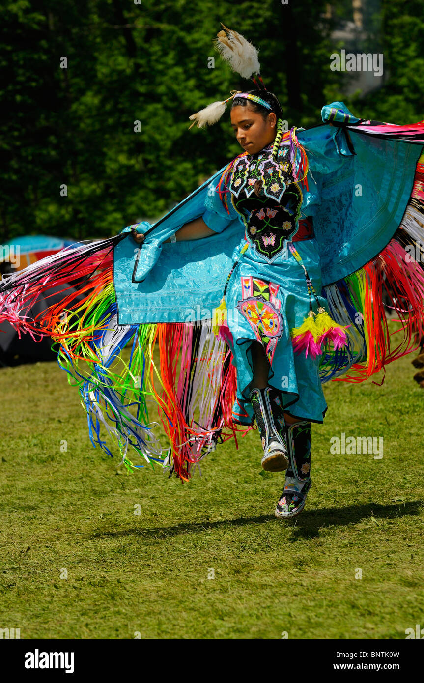 Nativo di giovane ragazza indiana airborne in fantasia scialle concorso di danza a sei nazioni riserva Pow Wow gran fiume ontario canada Foto Stock