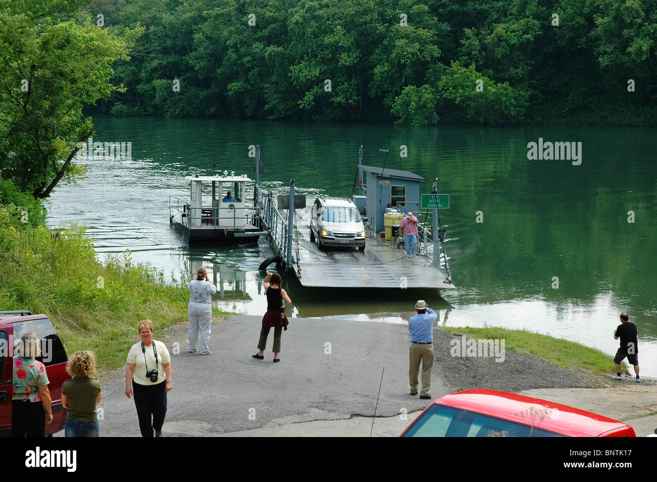 Il Cumberland River Ferry a McMillan's Landing nell est del Kentucky. Foto Stock