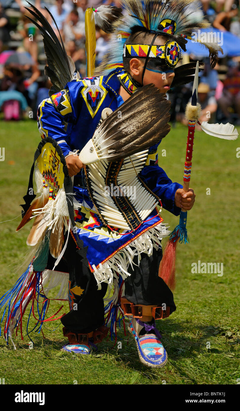 Giovane nativo guerriera indiana danza dritto a sei nazioni riserva Pow Wow gran fiume Ontario Canada Foto Stock