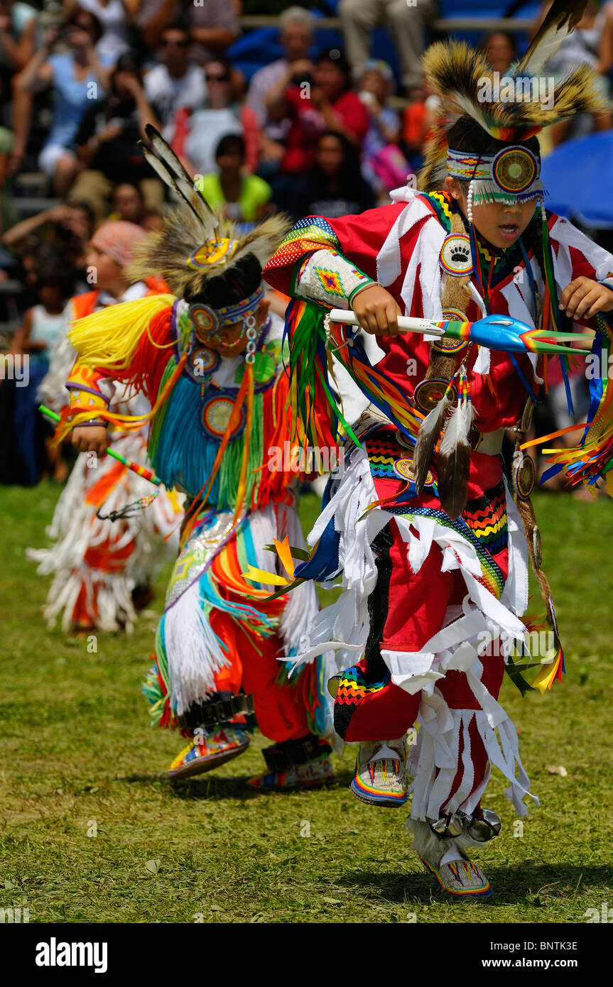 Giovani Indiani Nativi i ragazzi in erba concorso di danza a sei nazioni riserva Pow Wow gran fiume Ontario Canada Foto Stock