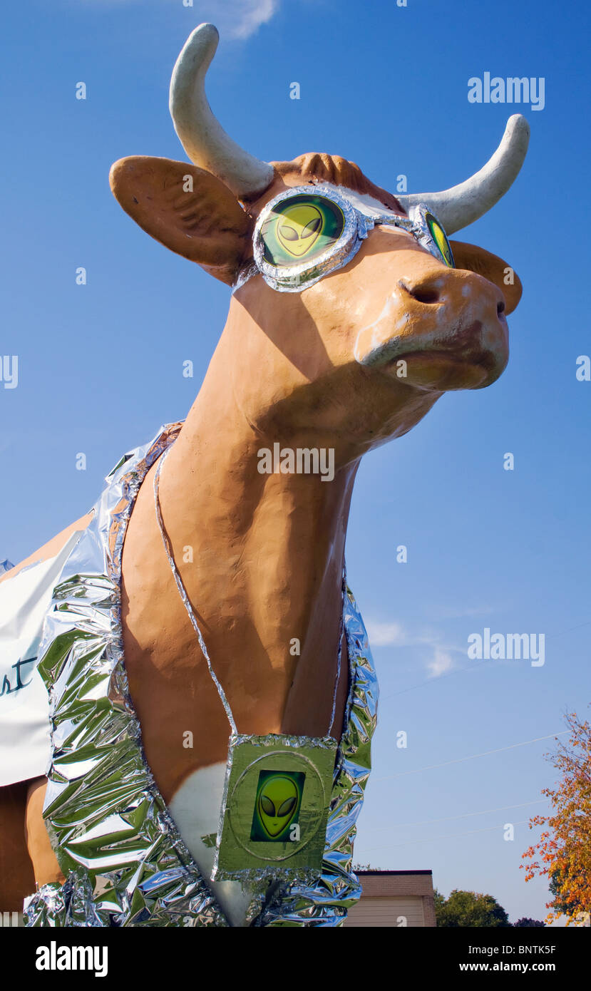 La Cedar Crest Alien Cow di Manitowoc, Wisconsin, unisce l'orgoglio di dairyland all'eccentricità extraterrestre, un punto di riferimento bizzarro per i viaggiatori. Foto Stock