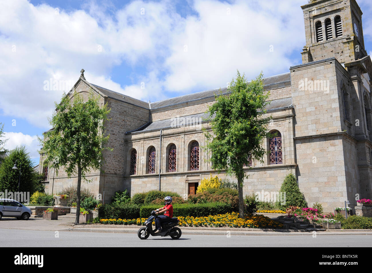 Chiesa nel centro del villaggio rurale in Meneac, Brittany, Francia. Foto Stock