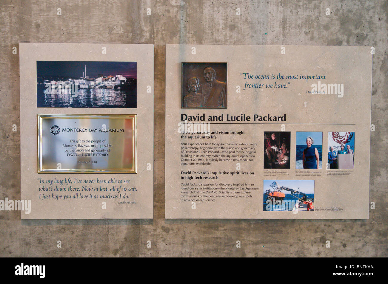 Una placca che mostra David e Lucile Packard che hanno donato il denaro originale per costruire il Monterey Bay Aquarium in California Foto Stock
