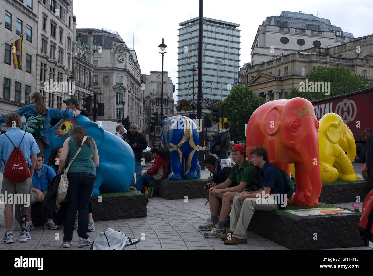 Quattro elefanti in Trafalgar Square parte dell'Elephant Parade London 2010, Londra Inghilterra REGNO UNITO Foto Stock