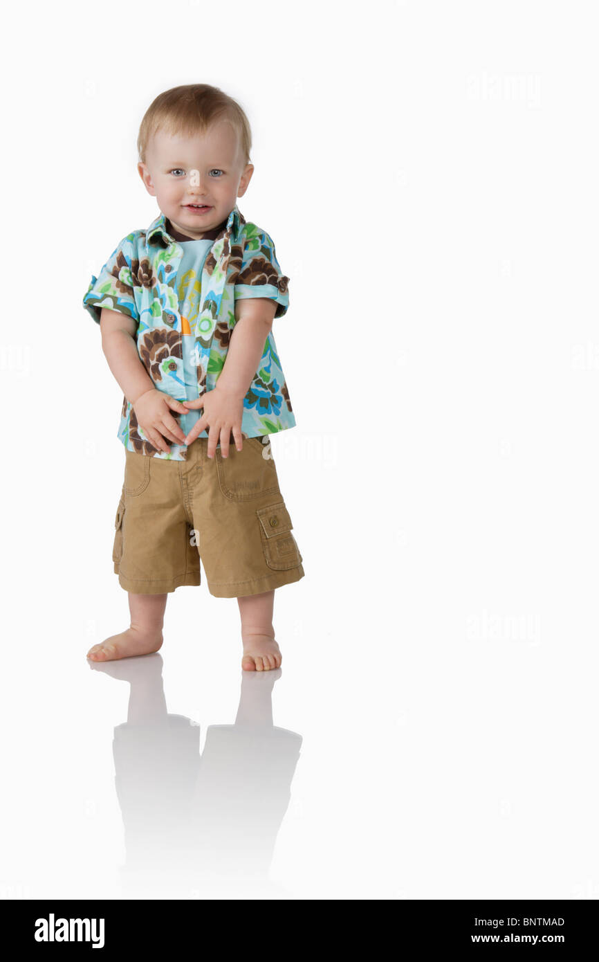 Happy Baby Boy in piedi in camicia hawaiana Foto stock - Alamy