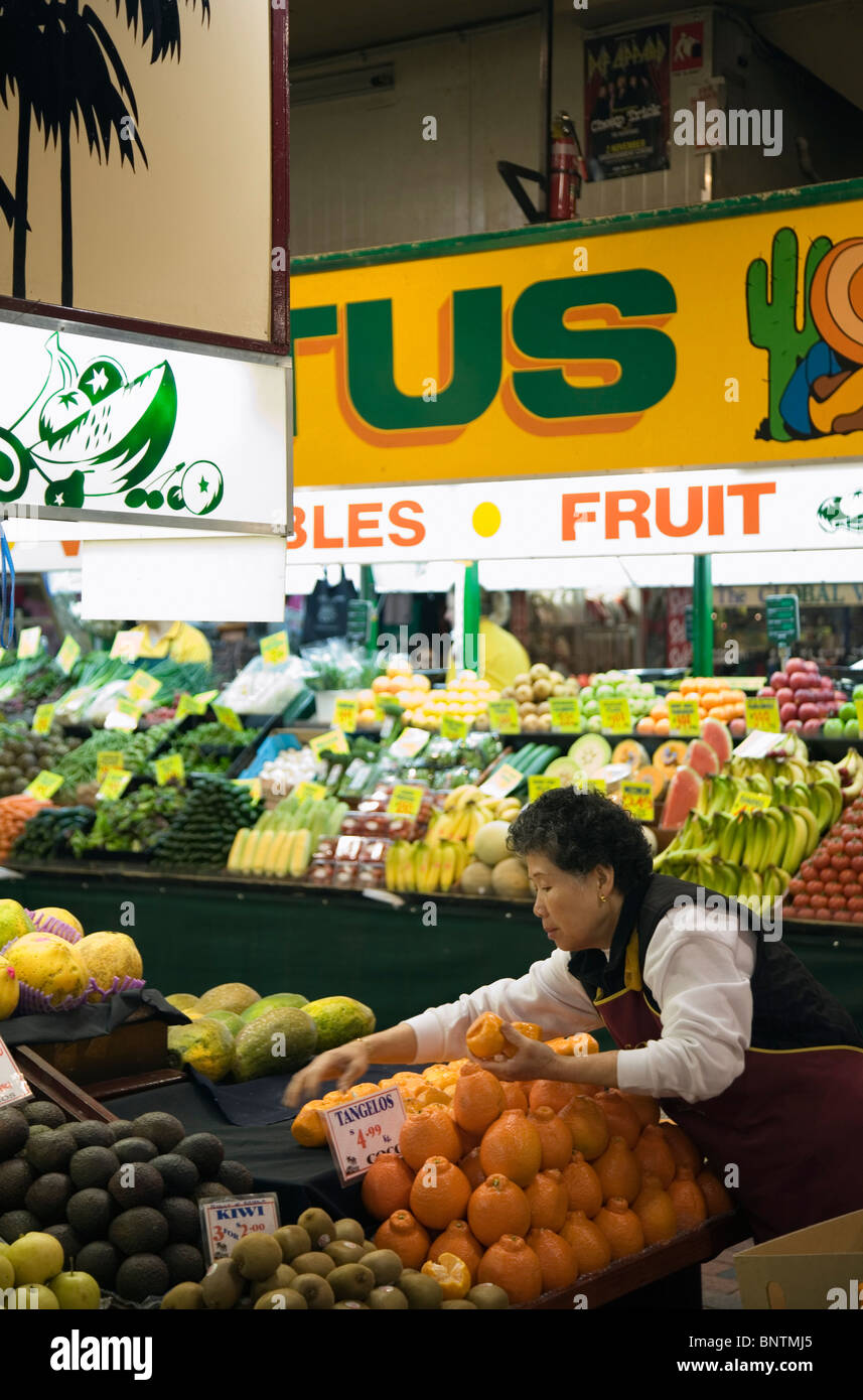 Frutta e verdura fresca nel mercato centrale. Adelaide, South Australia, Australia. Foto Stock