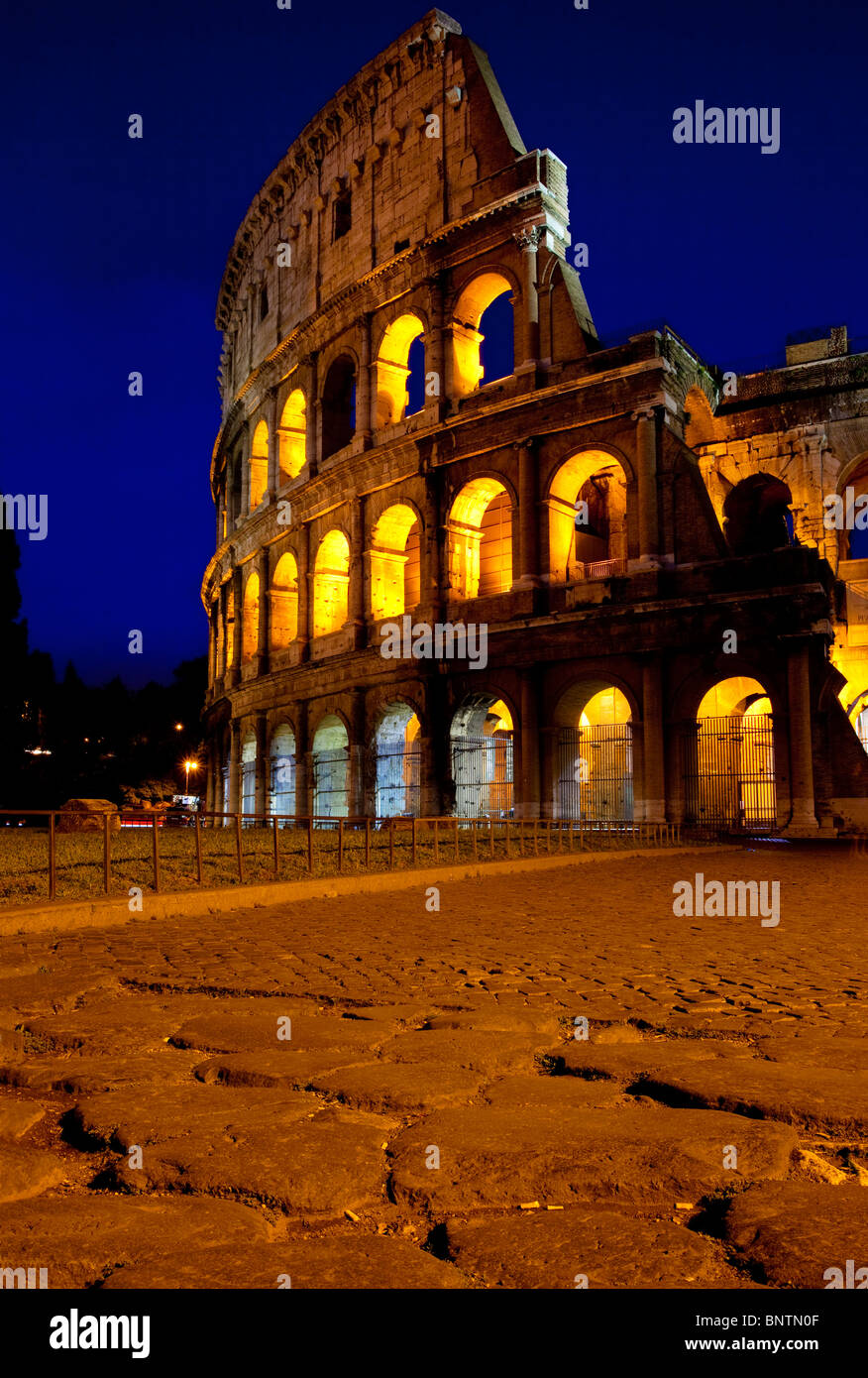 Antica strada acciottolata che conduce al Colosseo, Roma Lazio Italia Foto Stock