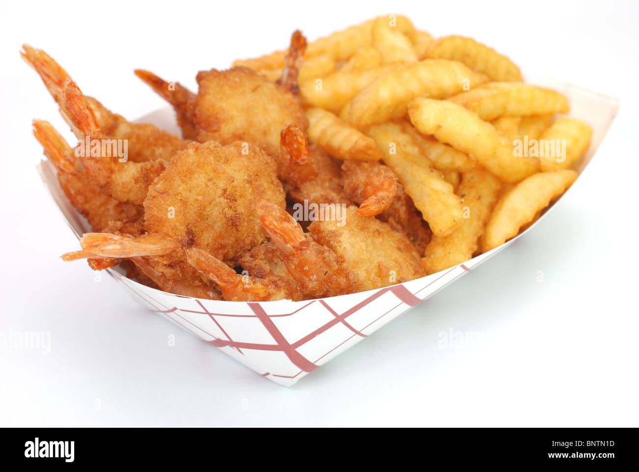 Gamberi fritti e patatine fritte paniere isolati su sfondo bianco. Foto Stock