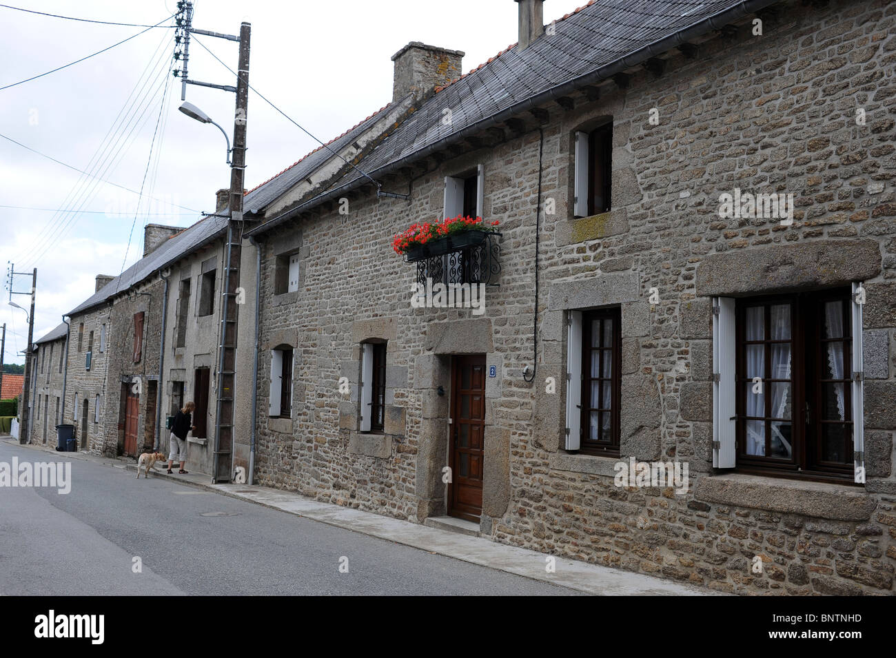 Cottage in pietra in un tranquillo borgo di campagna in Bretagna, Francia. Foto Stock