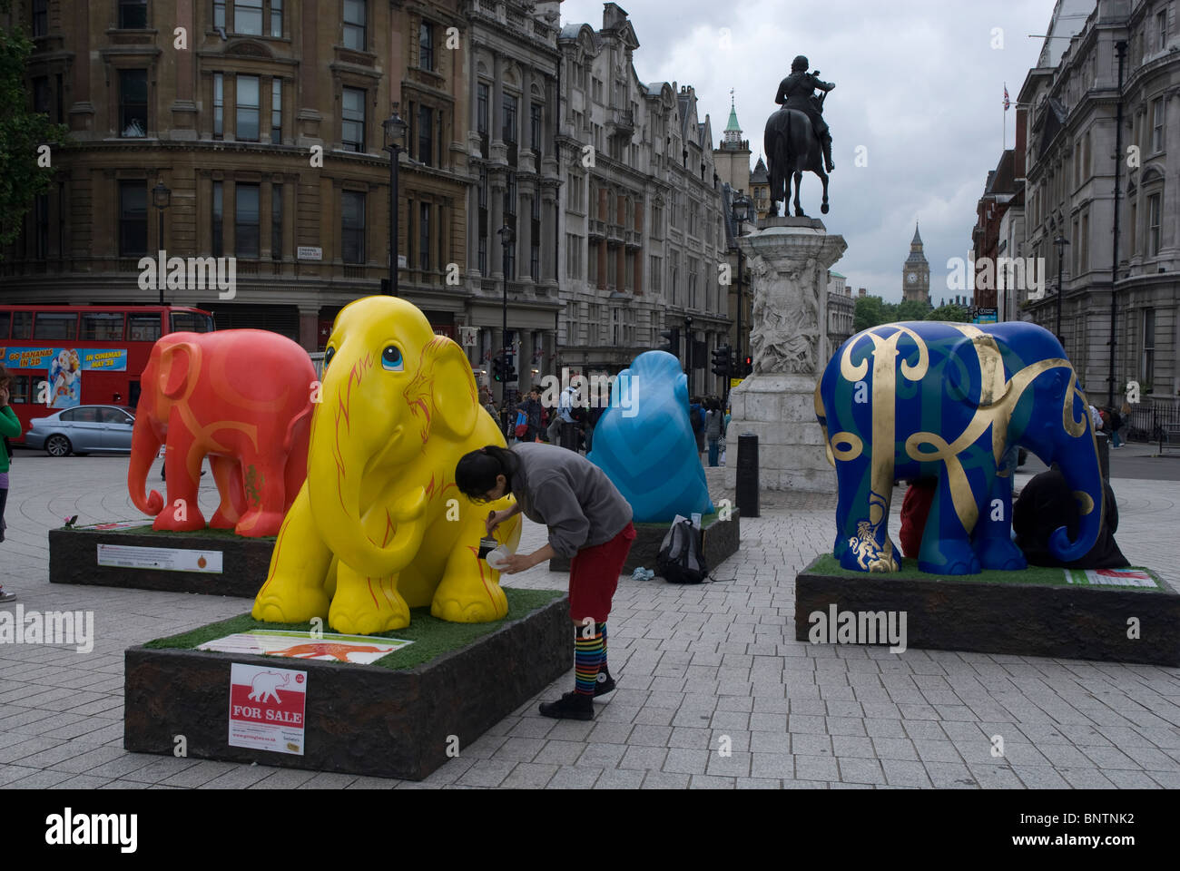 Quattro elefanti in Trafalgar Square parte dell'Elephant Parade London 2010, Londra Inghilterra REGNO UNITO Foto Stock