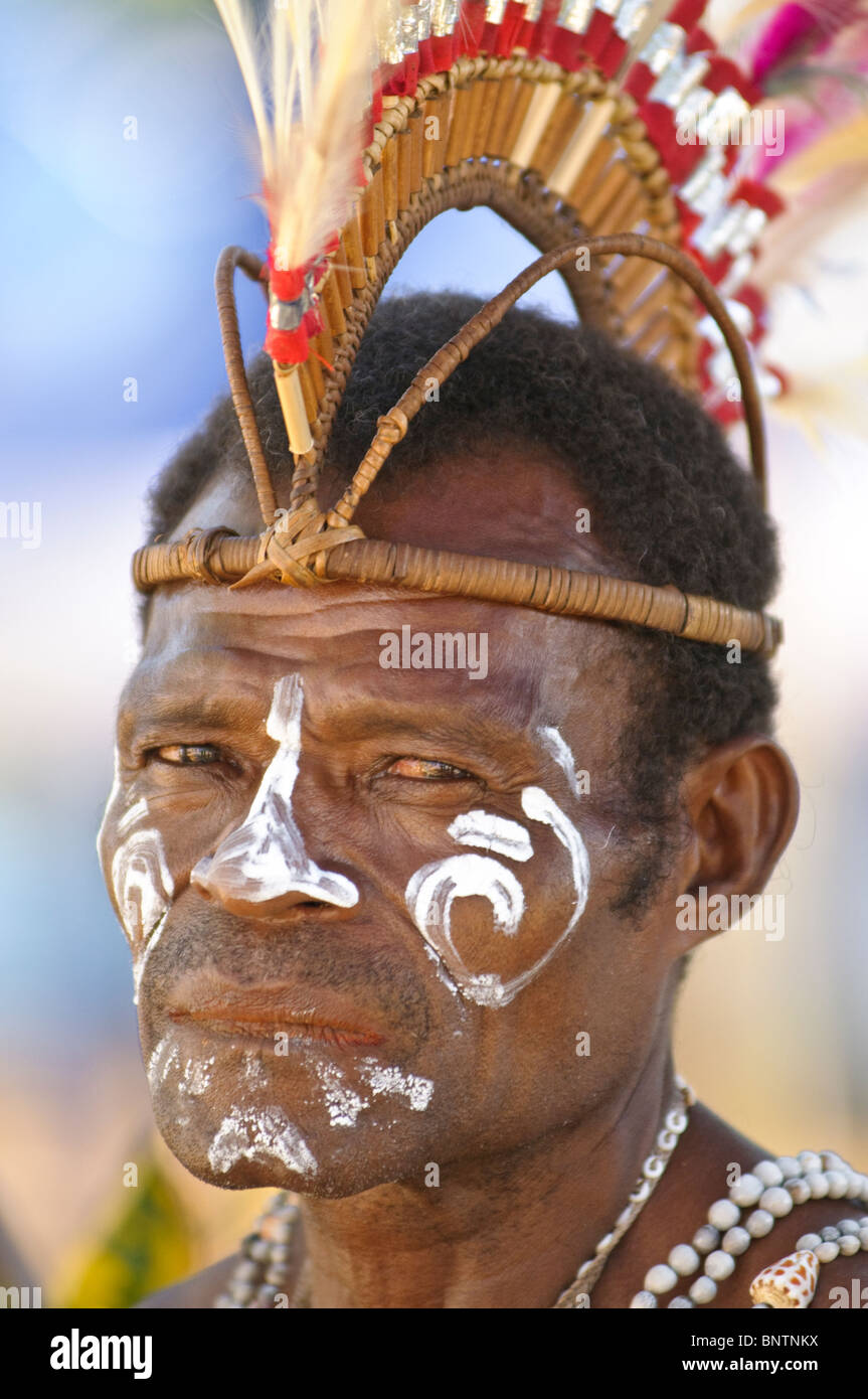 Ritratto di Papua con un tradizionale copricapo Foto Stock