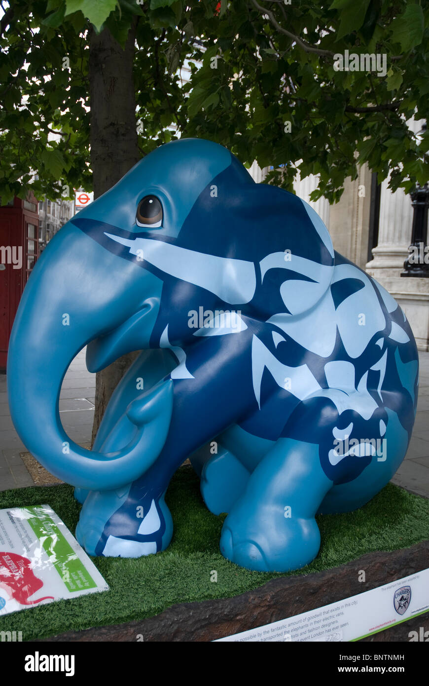 Un elefante blu in Trafalgar Square e parte dell'Elephant Parade London 2010, Londra Inghilterra REGNO UNITO Foto Stock