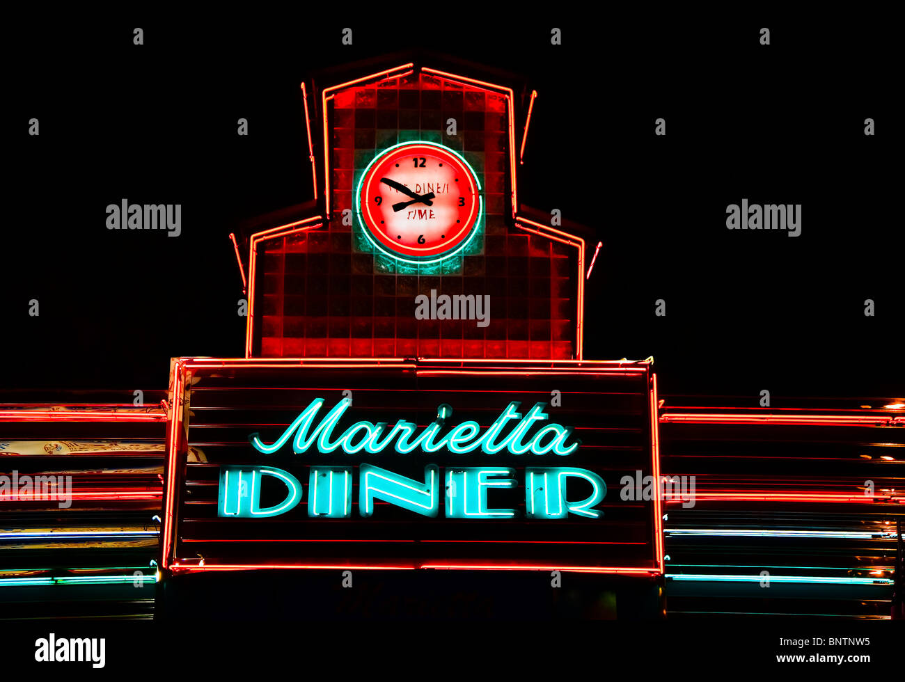 Night Shot di Marietta Diner in Atlanta in Georgia. Un ristorante popolare per i turisti e la gente del posto. Foto Stock