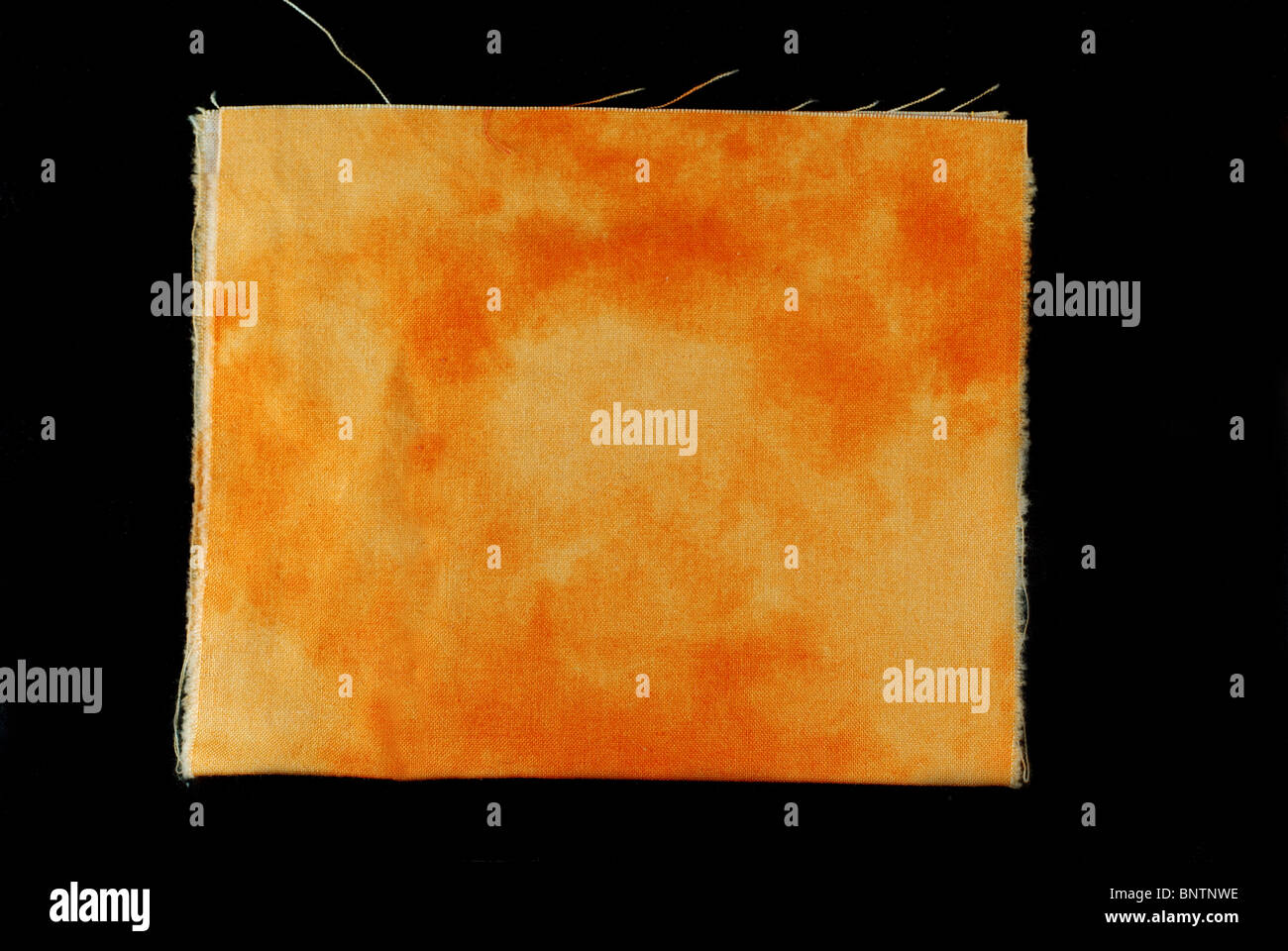 Cravatta arancione tessuto tinto swatch isolati su sfondo nero. Foto Stock