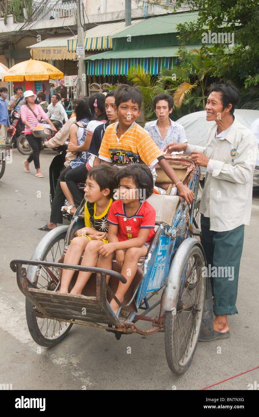 In rickshaw con passeggeri a Phnom Penh Cambogia Foto Stock