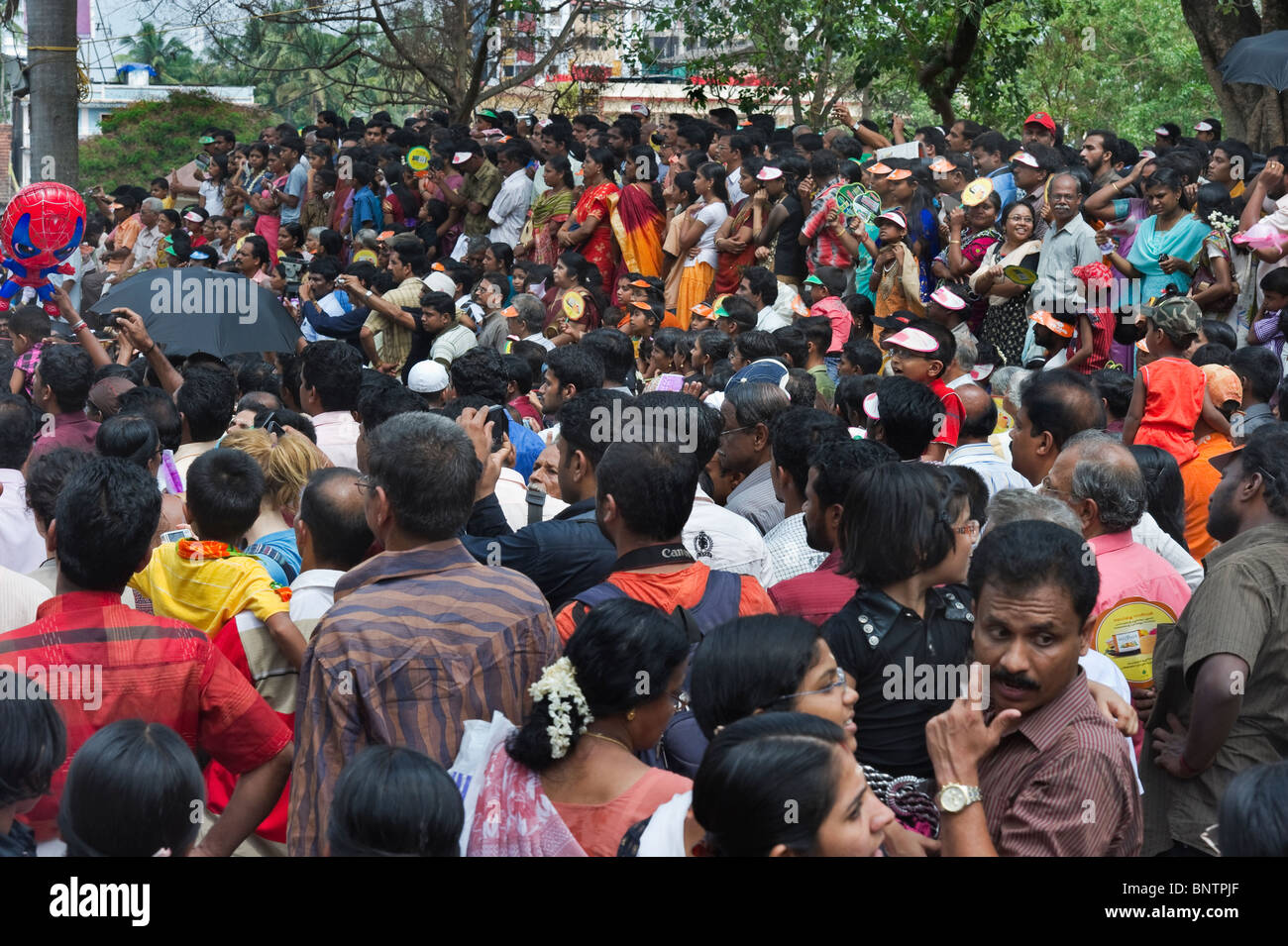 India Kerala Thrissur spettatori al Pooram Festival di elefante Foto Stock