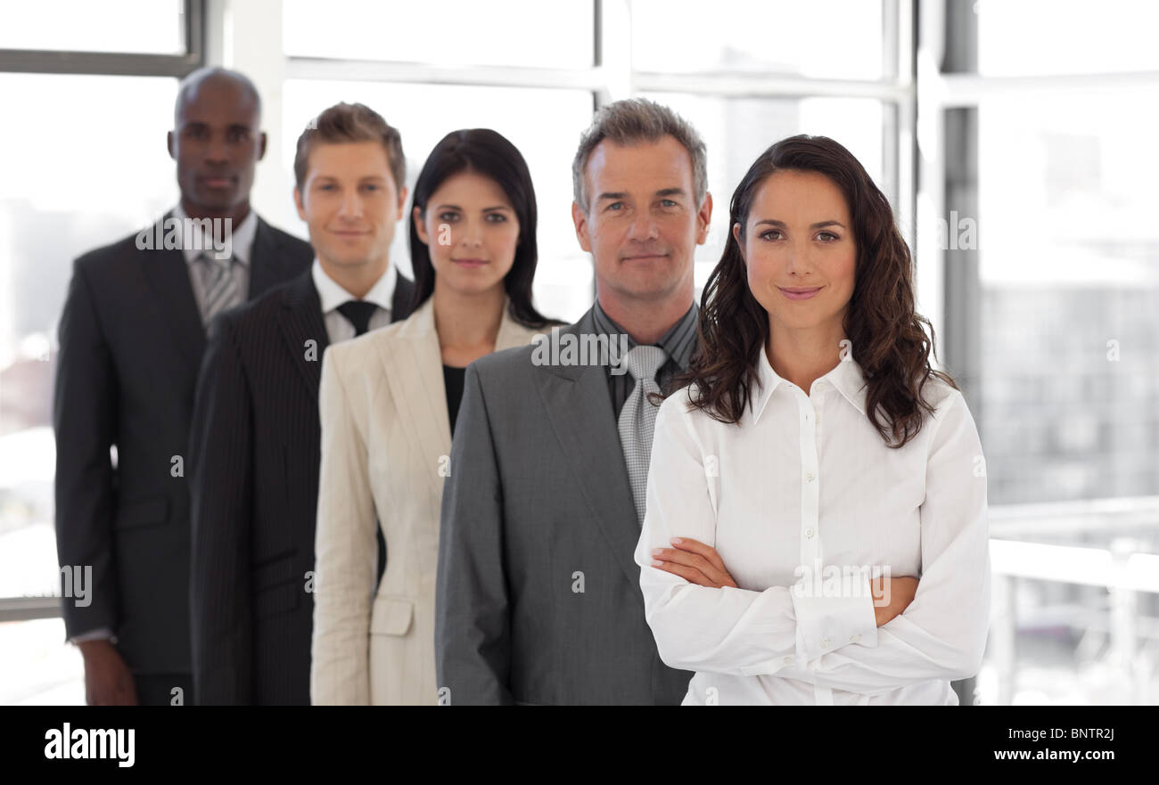 Business donna a capo di un team aziendale Foto Stock
