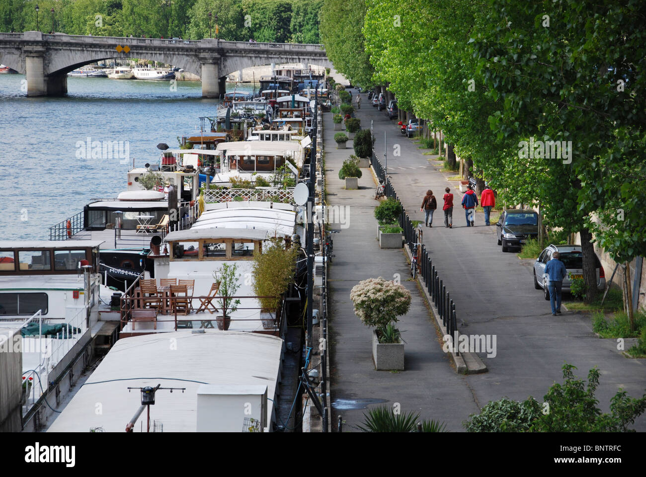 Case galleggianti lungo la Senna boulevard Parigi Francia Foto stock - Alamy