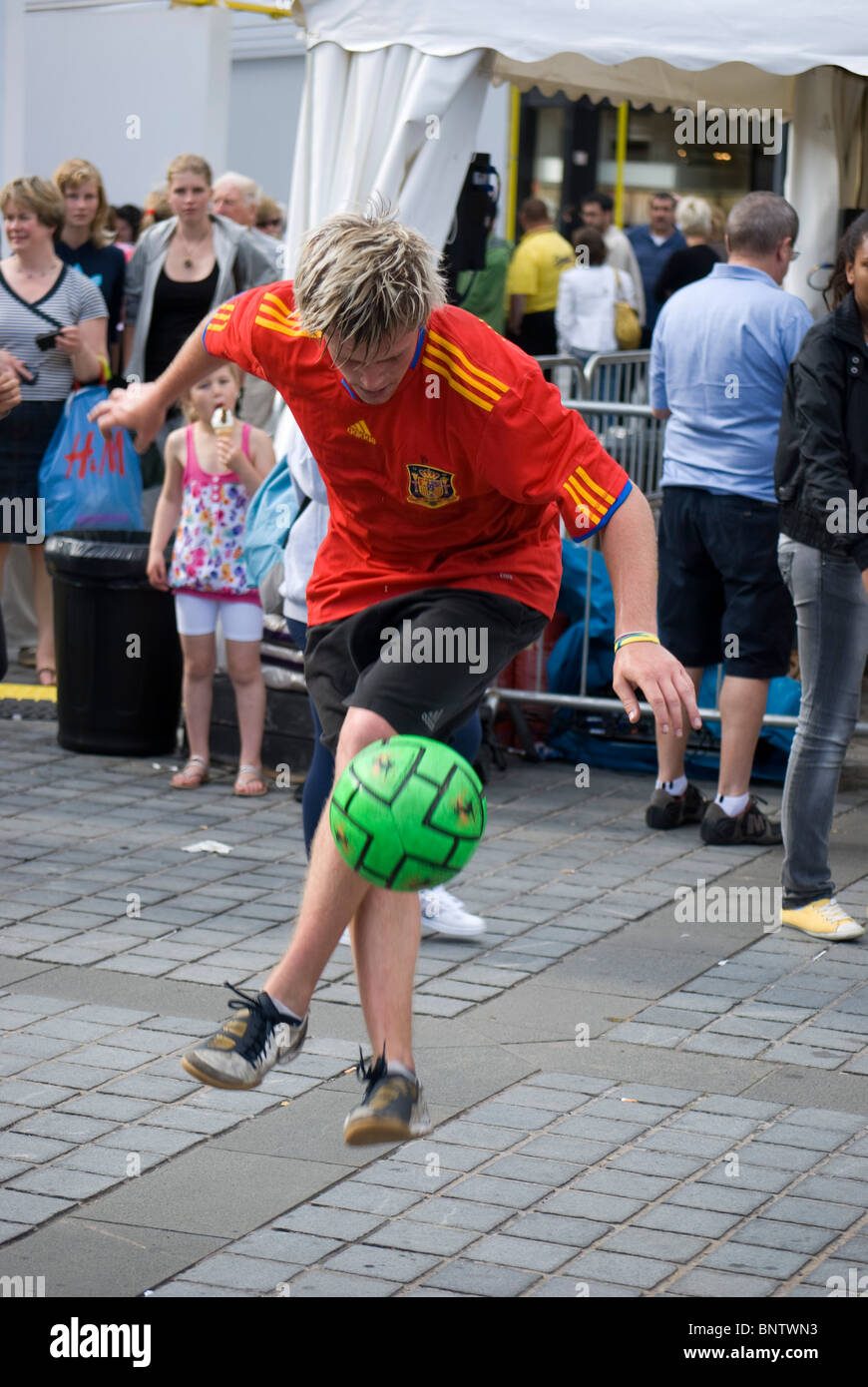 Uomo di fare trucchi con un calcio. Parte di un evento di promozione vacanze spagnolo nel centro di Edimburgo, in Scozia. Foto Stock