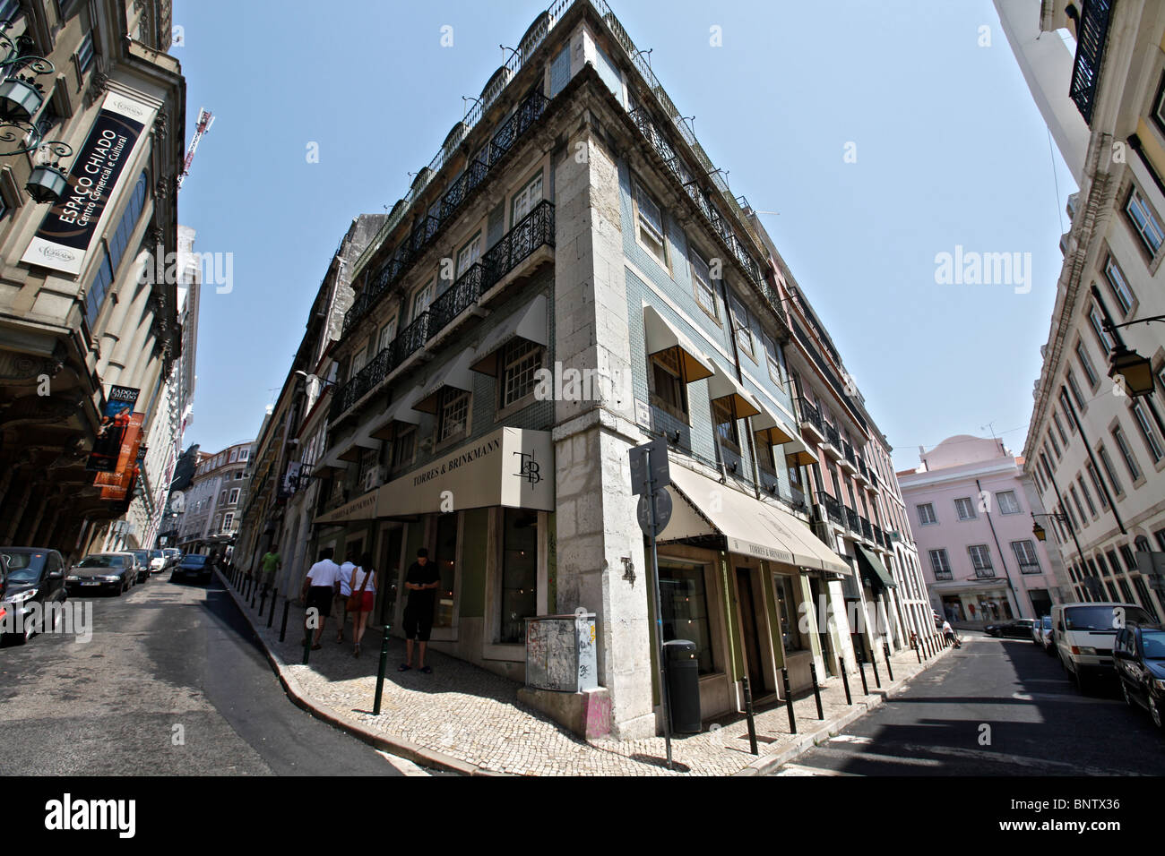 Un pittoresco angolo di Lisbona del quartiere Chiado Foto Stock